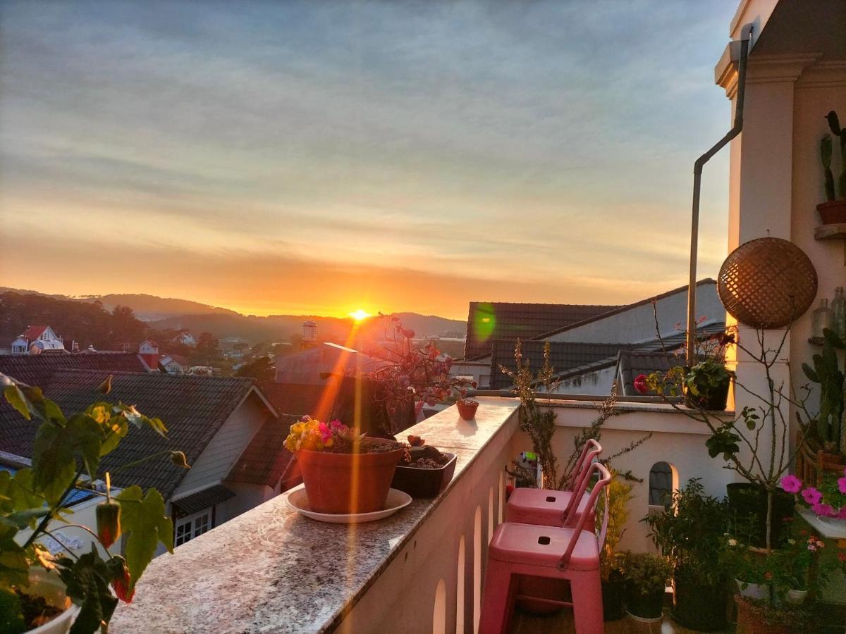 Strawberry Hotel Dalat Exterior photo