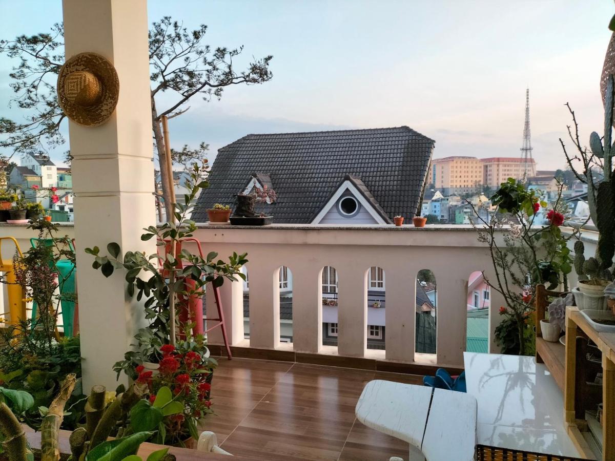Strawberry Hotel Dalat Exterior photo