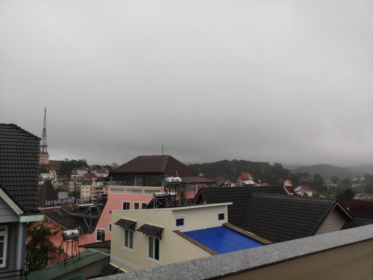 Strawberry Hotel Dalat Exterior photo