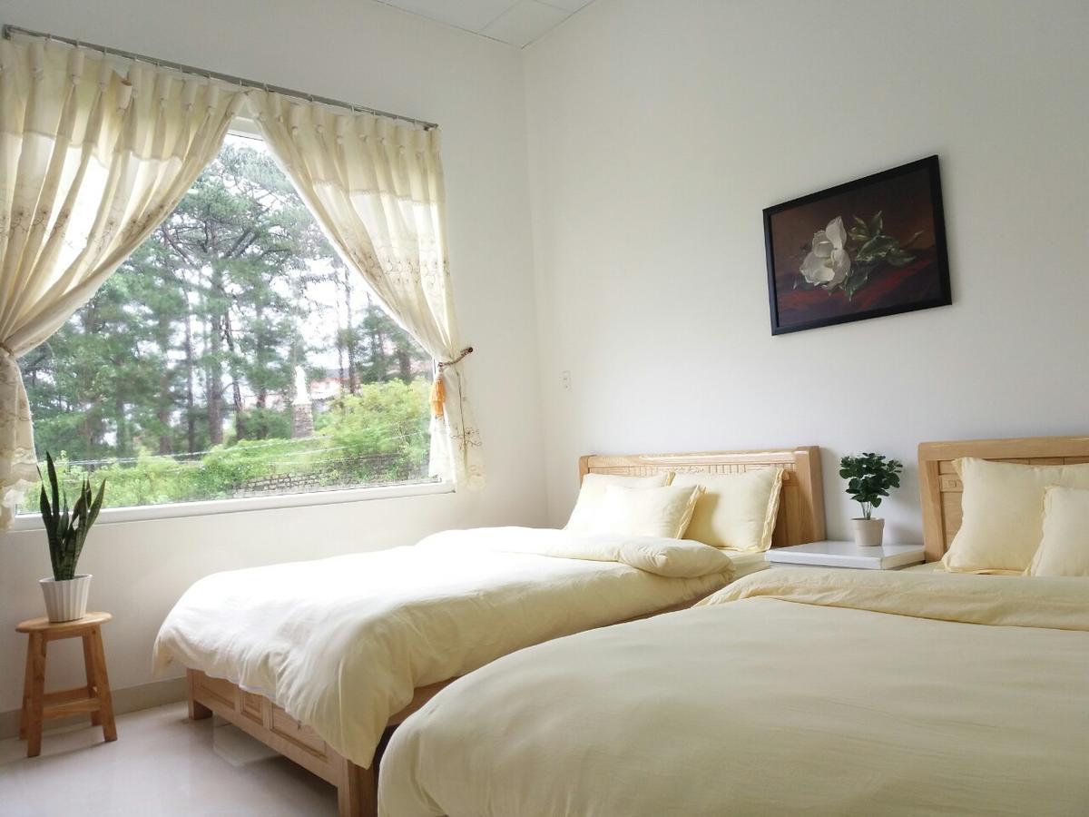 Strawberry Hotel Dalat Exterior photo
